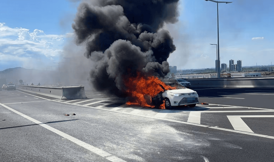 深中通道一汽车起火！明火于15时许扑灭，无人伤亡