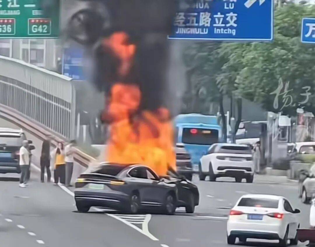南京两车相撞引发火情，爆炸前十几秒人被救出，交警：为救援市民申报见义勇为专项奖励