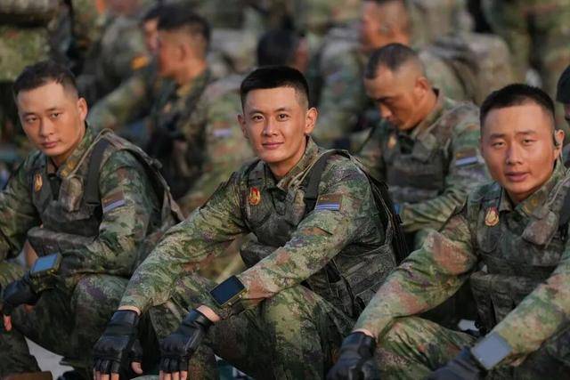 “火遍全网”的兵哥哥帅照，他拍的！
