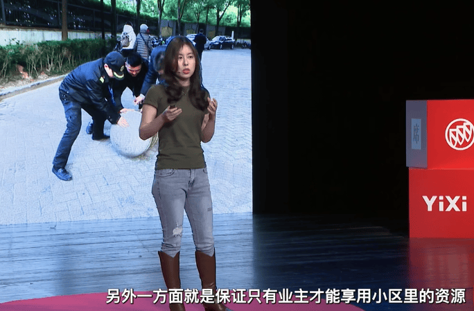 小区门口的保安，什么时候变成了“保姆”