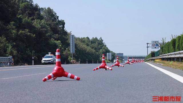 “不倒翁”锥桶亮相许广高速岳阳段，事故后可迅速取用示警
