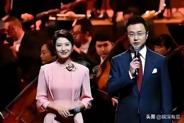 原来他们是夫妻，恩爱8年，台上丈夫解说阅兵，台下妻子观礼