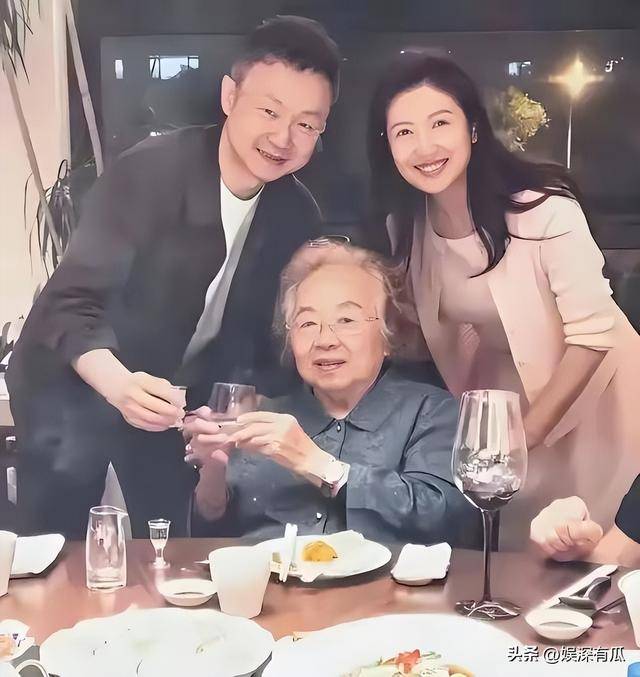 原来他们是夫妻，恩爱8年，台上丈夫解说阅兵，台下妻子观礼