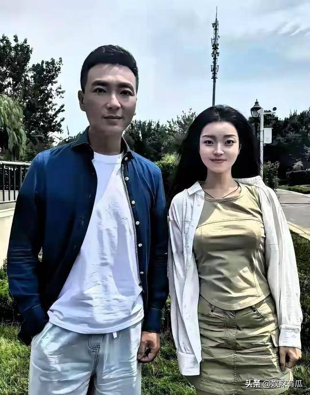 原来他们是夫妻，恩爱8年，台上丈夫解说阅兵，台下妻子观礼