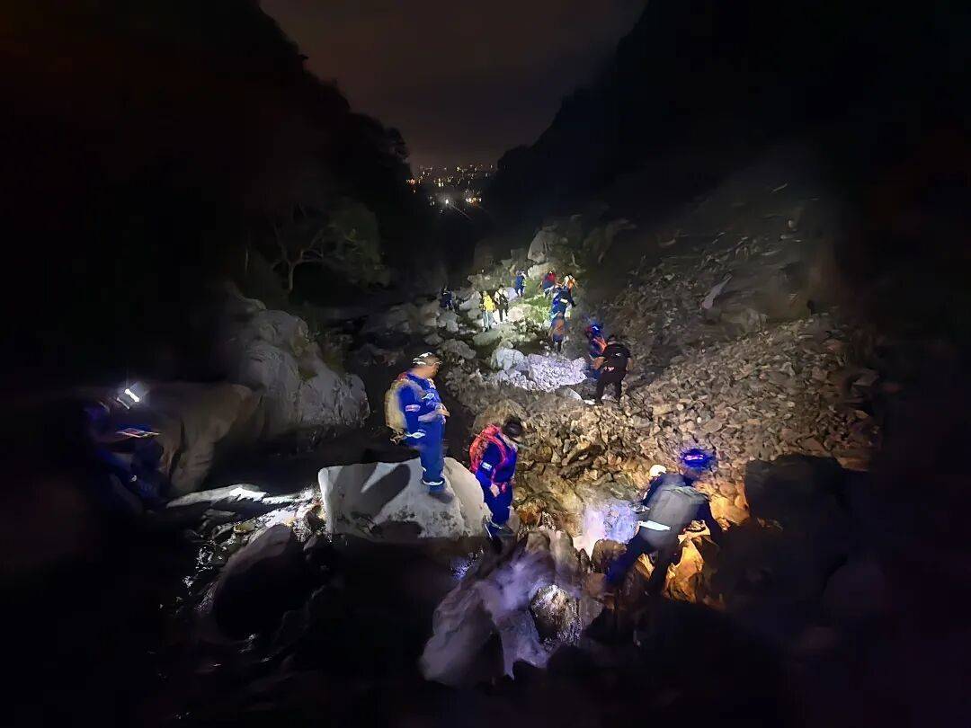 惊险！北京两女子带9岁女童爬野山，深夜被困悬崖