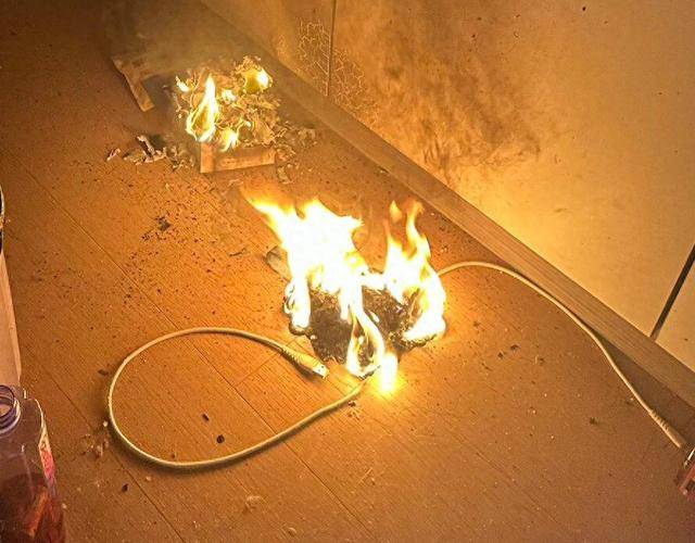 太吓人！辽宁一女子正睡觉，床上的充电宝爆炸起火