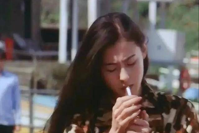 外表是仙女，私下里却是“老烟鬼”的7位女星，刘亦菲令人意外！
