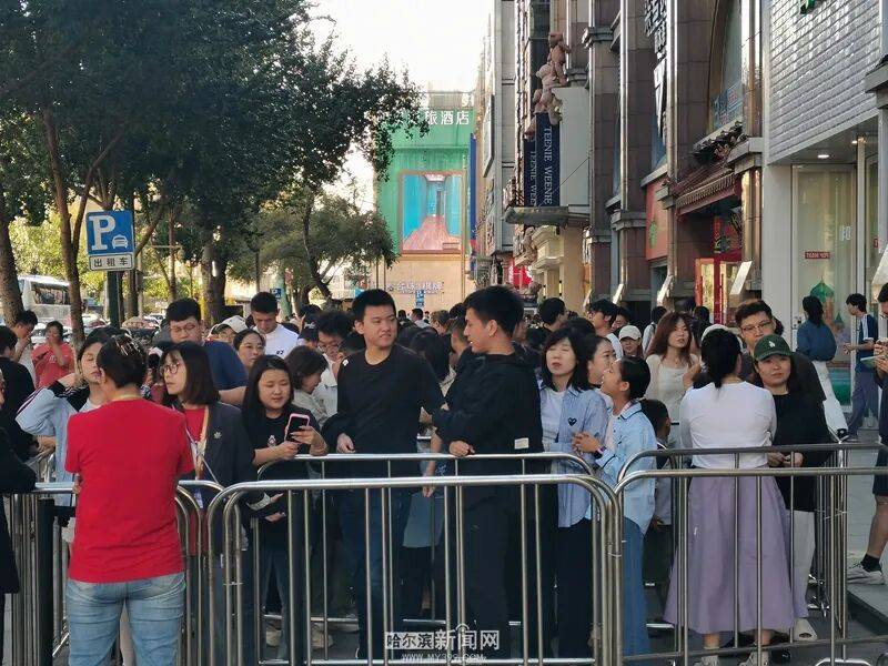 凌晨3点就有人排队｜黑龙江省首家泡泡玛特S级木纹形象店开业