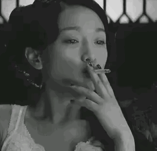 外表是仙女，私下里却是“老烟鬼”的7位女星，刘亦菲令人意外！