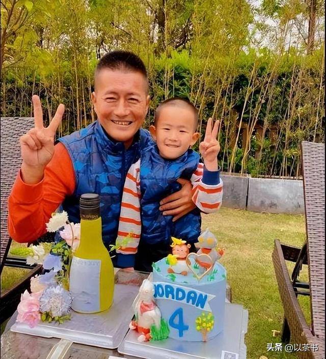 原来她就是高曙光现任妻子，气质优雅显年轻，男方眼神是真爱无疑
