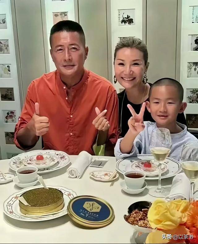 原来她就是高曙光现任妻子，气质优雅显年轻，男方眼神是真爱无疑