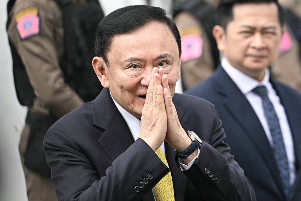 第1现场｜泰国前总理他信须重新服刑1年，已被押至监狱