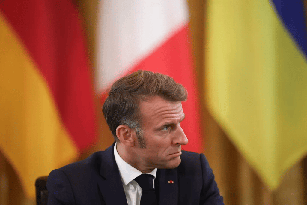 风暴向马克龙袭来：政府垮台民意崩盘，政治分裂与债务危机陷入死循环 -华闻时空