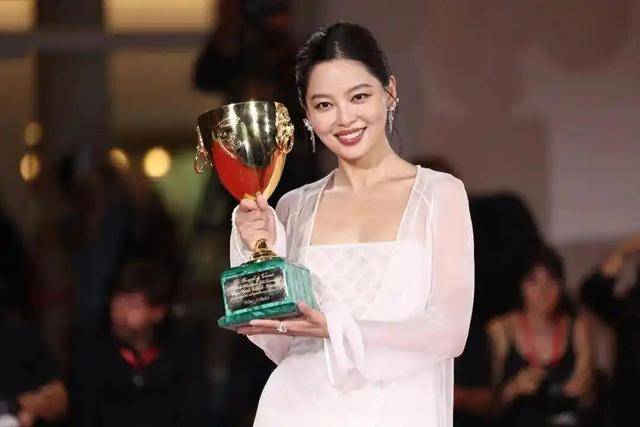 人民日报点赞辛芷蕾获奖感言，句句不提刘亦菲，却字字提醒刘亦菲