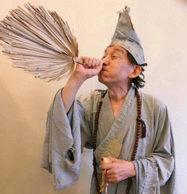 原创            名气再大也没用！济公游本昌和妻子住进养老院，父子关系是心中结