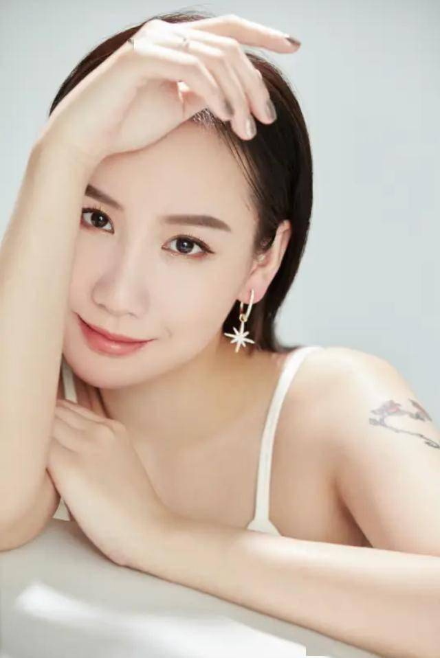 1岁因高烧耳聋,29岁娶聋哑模特,女儿是正常人