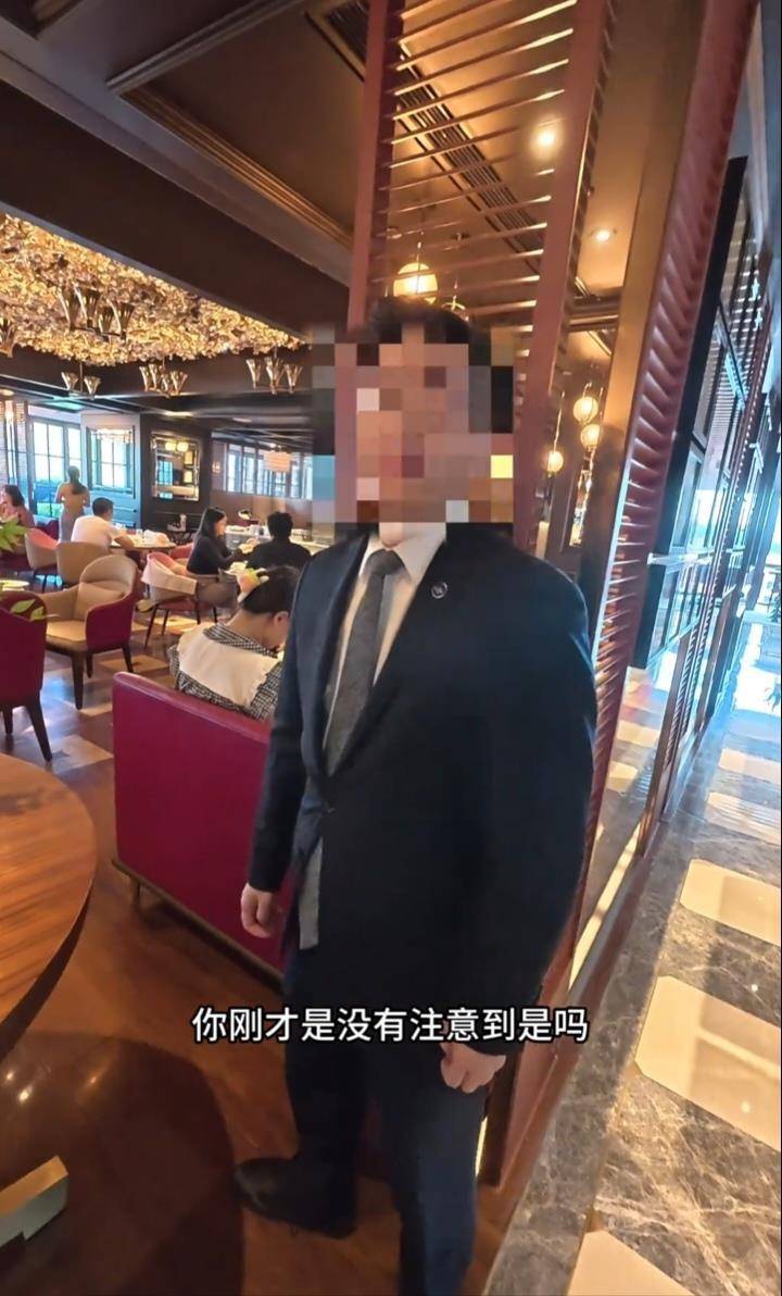 厦门一奢华酒店禁止穿一次性拖鞋进餐厅，却对老外开绿灯？店方回应：一视同仁，将对老外穿拖鞋入内调查
