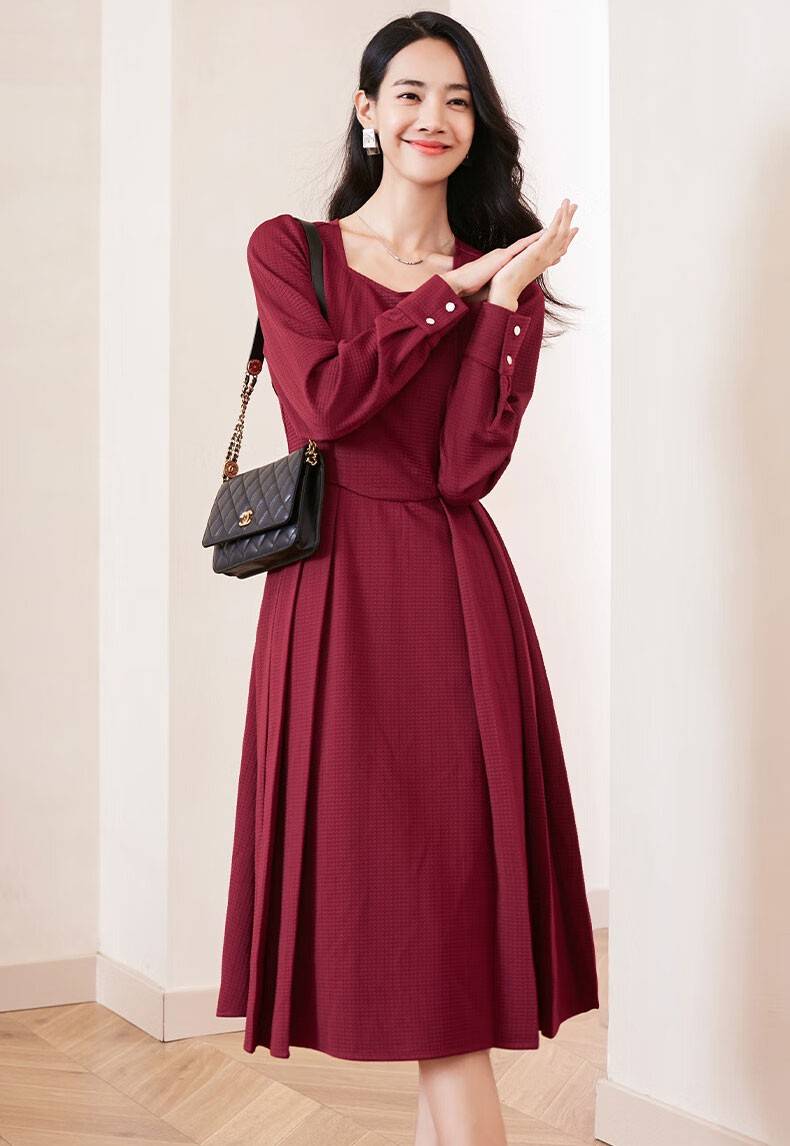 好看的百褶连衣裙,酒红色的配色,更有时尚名媛的味道