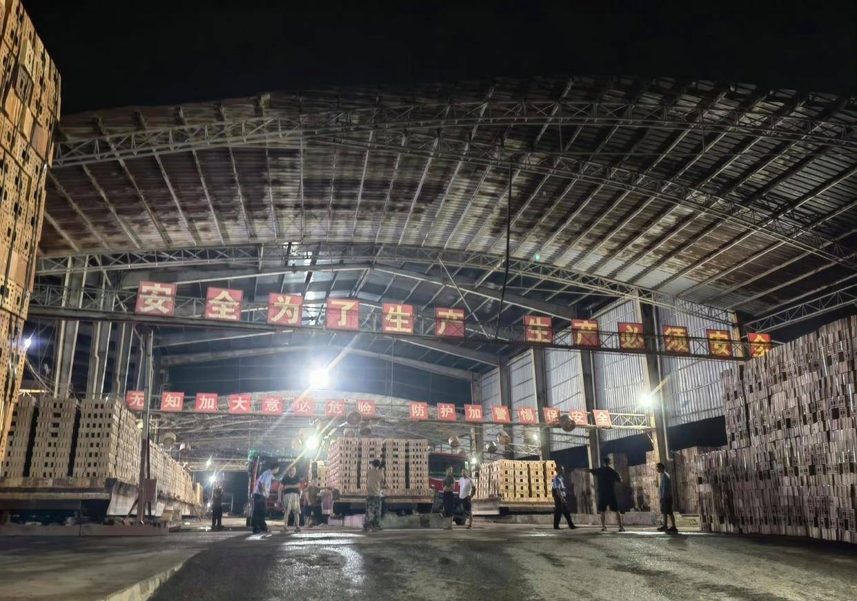 “钦州一砖厂利用残障人士非法务工”，两个工头疑被抓获，警方：案件正在侦办中