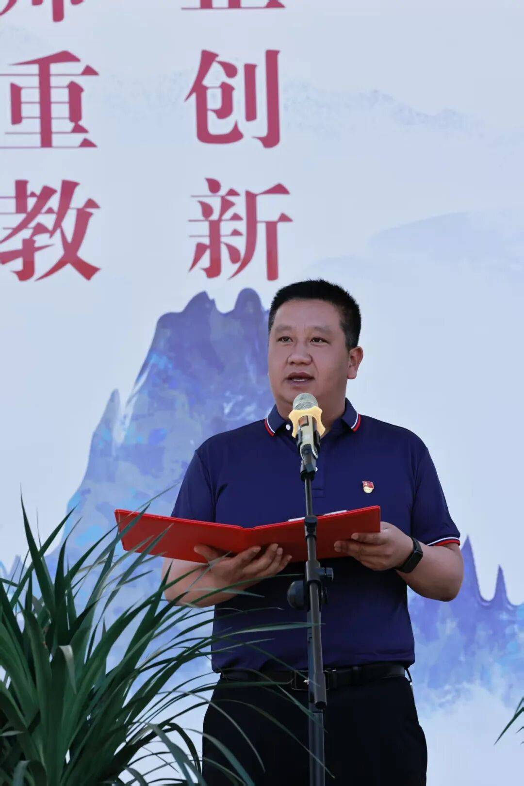 端云——宜良县清远小学校长深耕教育沃土 书写育人华章一支粉笔写