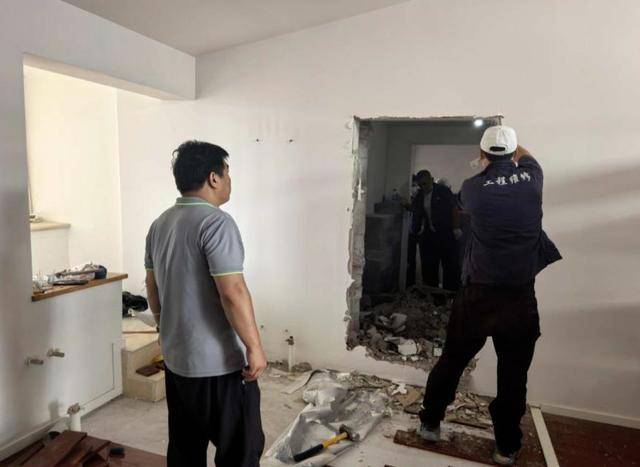 业主圈地堵塞顶层消防连廊，丰台一居民楼拆违后清出20吨渣土