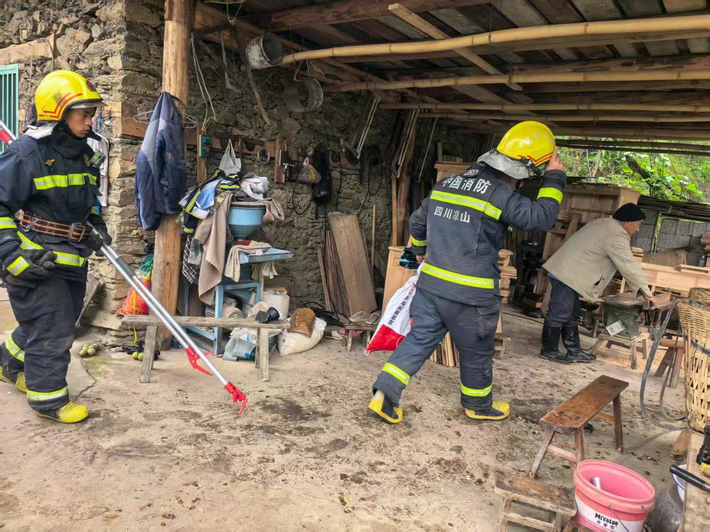 3.5米长剧毒眼镜王蛇闯入村民家中，吓得老两口一夜未眠，多方合力抓捕