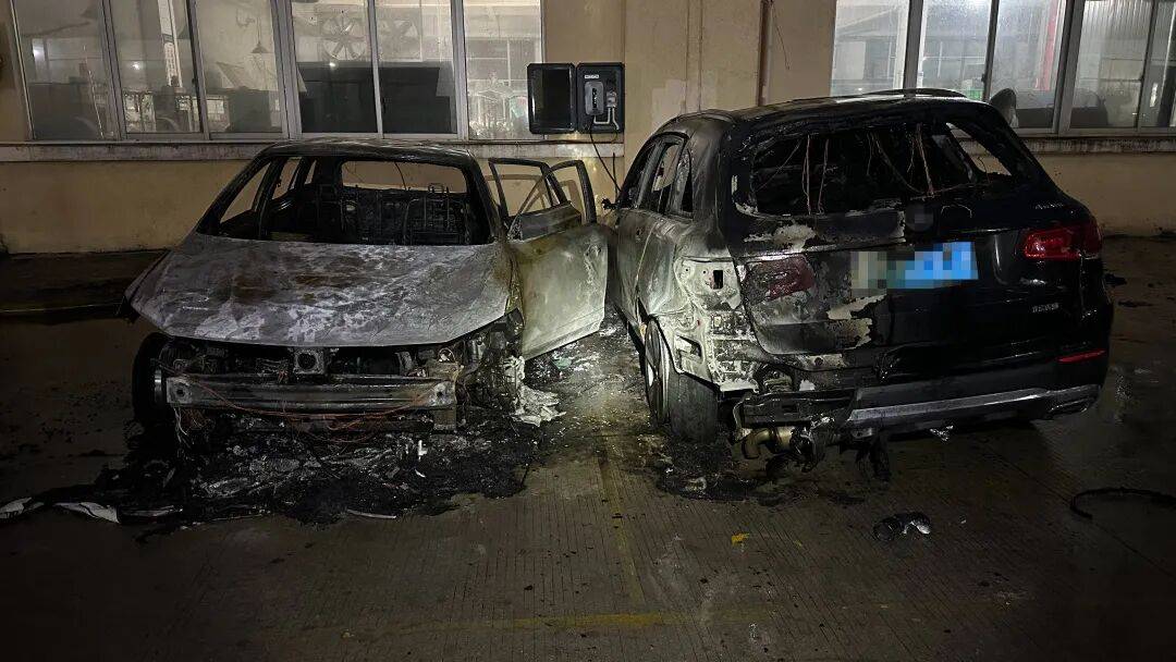 深夜充电突然起火！隔壁燃油车跟着“躺枪”→