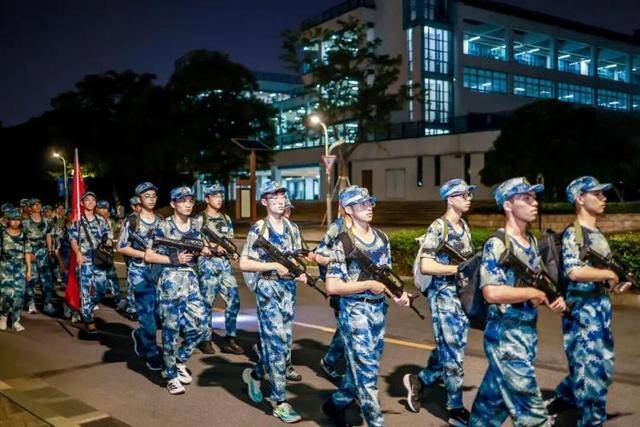 一往无前！大学新生星夜行军40里，超燃！