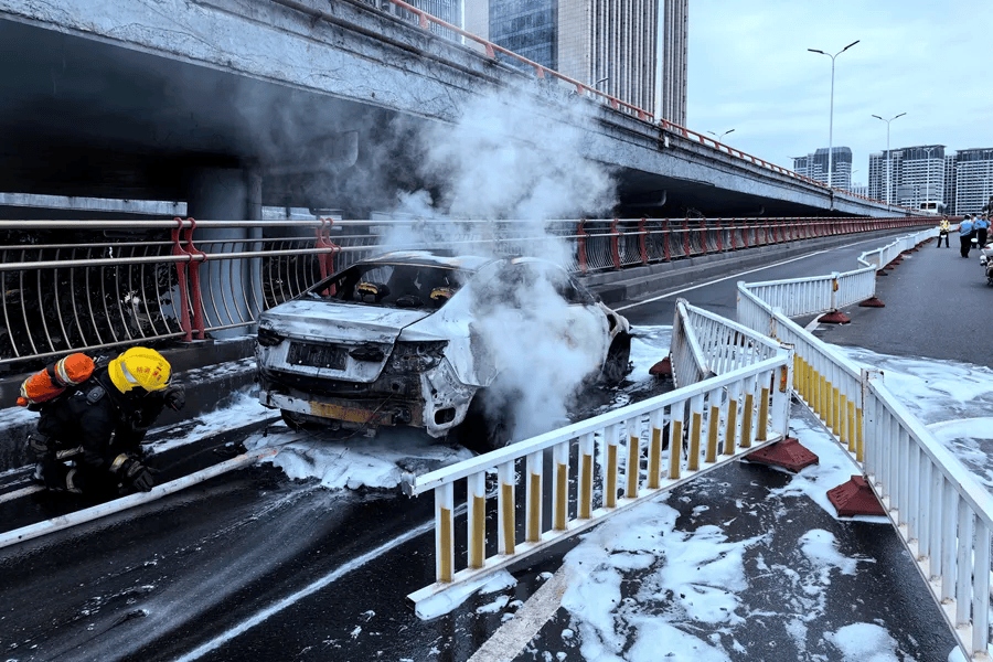 深夜充电突然起火！隔壁燃油车跟着“躺枪”→