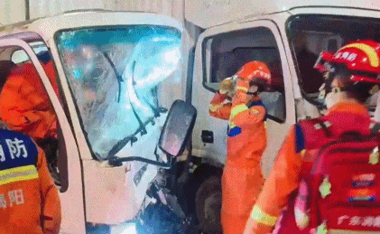 池尾街道两大货车相撞致一人被困，车头严重凹陷变形！
