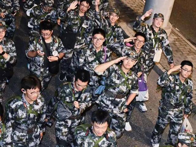 一往无前！大学新生星夜行军40里，超燃！