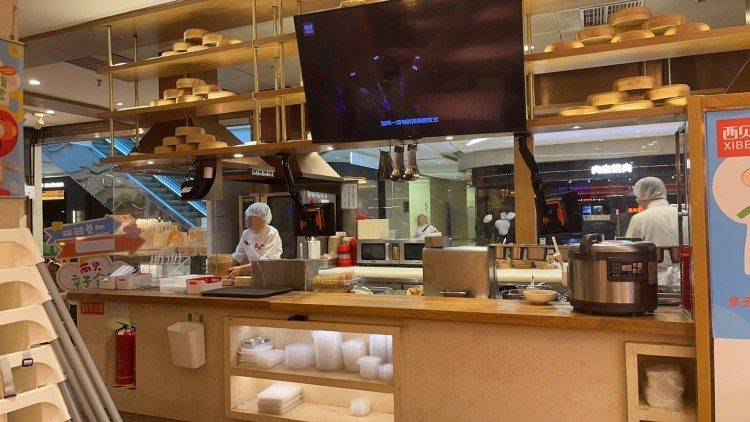上游新闻实地探访西贝重庆门店：后厨停止开放 一个半小时仅六桌客人