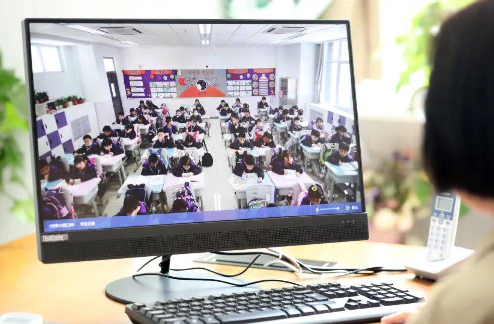 班主任在教室私装监控,镜头不是管理捷径