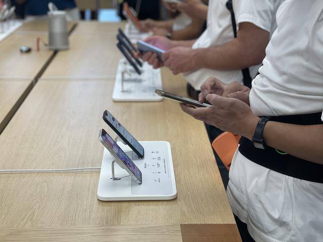 iPhone 17系列开售，国产厂商“集体”降价迎战，火力全开！