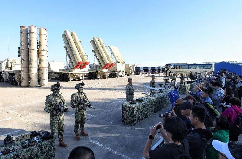 直击长春航空展：硬核装备与热情观众“双向奔赴”，空军跳伞队上演“空中芭蕾”