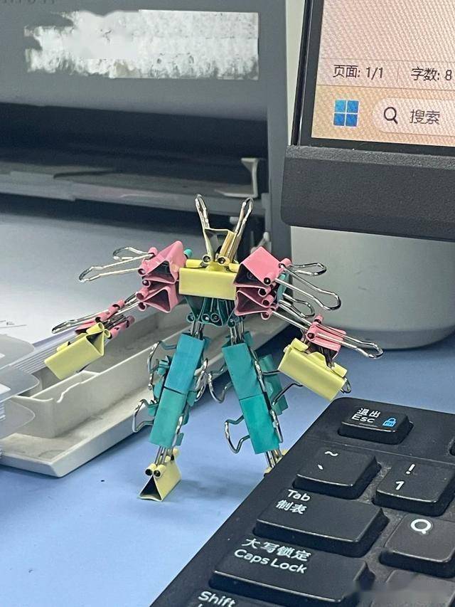 被年轻人的"燕尾夹"用法圈粉了!不起眼的小东西,竟然这么厉害