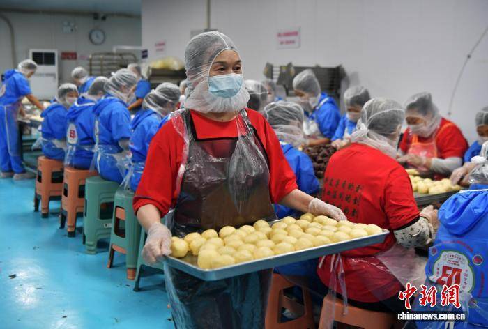 中秋将至 河北石家庄“月饼村”生产销售忙