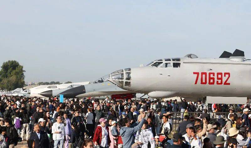 直击长春航空展：硬核装备与热情观众“双向奔赴”，空军跳伞队上演“空中芭蕾”