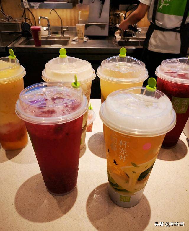 现制饮品新品狂飙！茶饮咖啡卷出新高度未来市场谁能称王？