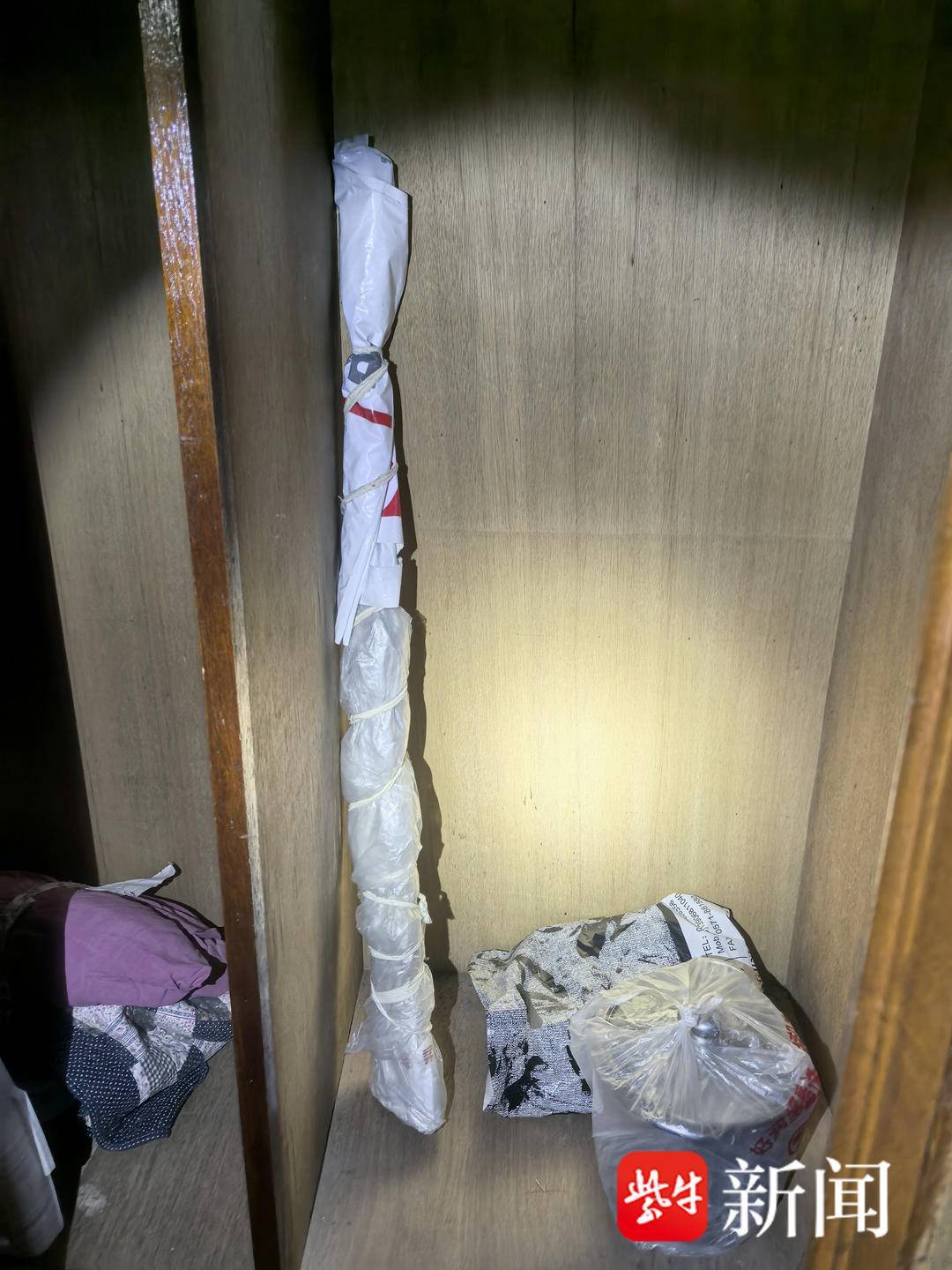 张家港市民从旧柜摸出“老物件”，拆封竟是把老式气枪！