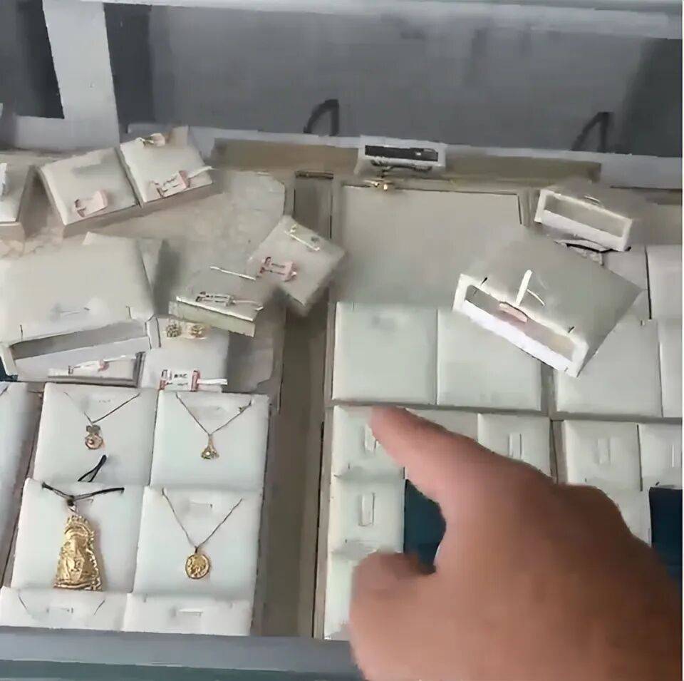 山东一家金店凌晨遭洗劫！抢走大件金饰……