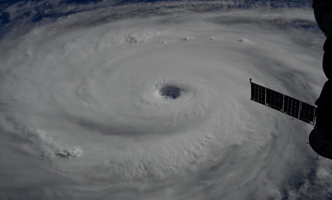 台风"桦加沙"风眼内实拍:可看见蓝天白云甚至阳光