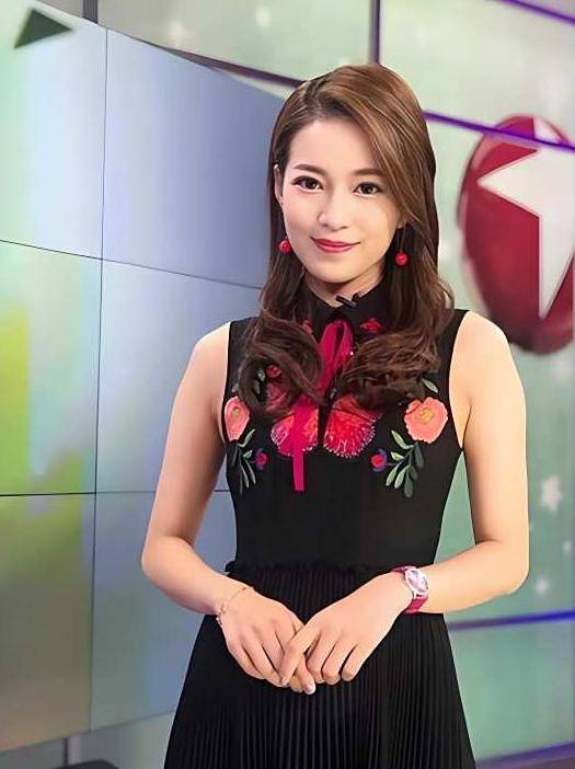 她曾是上海台主持人，如今在仓库打包卖水果，单身带儿子独自生活