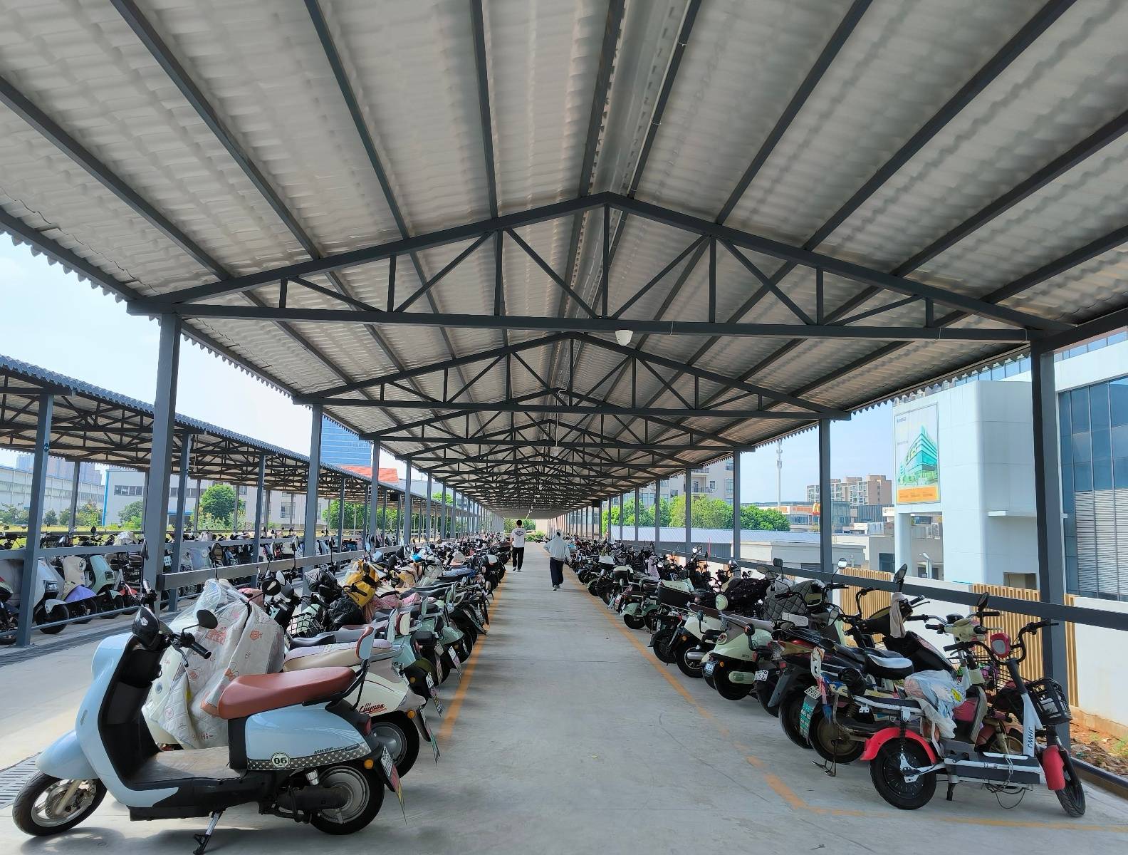 武汉一地铁口新建一座电瓶车停车场,试运营后30元包月,市民:车位充足