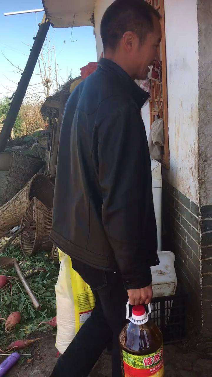 关爱残疾人,前后驼背,不能出重力,希望孩子好好读书,能把这个家给撑