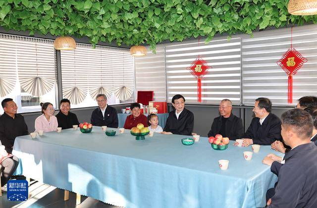 中央代表团在新疆多地看望慰问各族干部群众，王沪宁参加活动