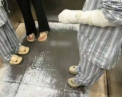 露营时卡式炉突然爆燃，5人受伤