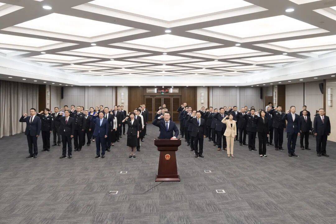 市政府任命的国家工作人员今天集体进行宪法宣誓