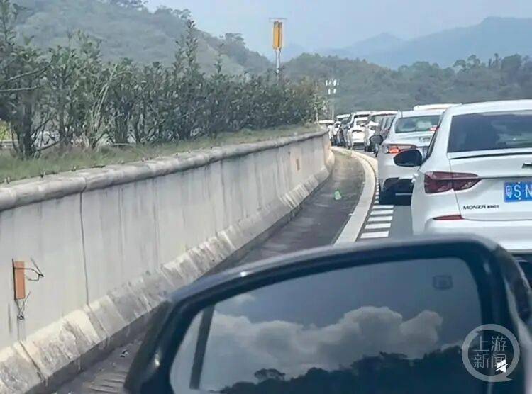 全是人！西湖一天涌入44万人，故宫、九寨沟等约满售罄！高速上14小时挪200公里，有人睡一觉还在原地，有电车车主排队4小时充电