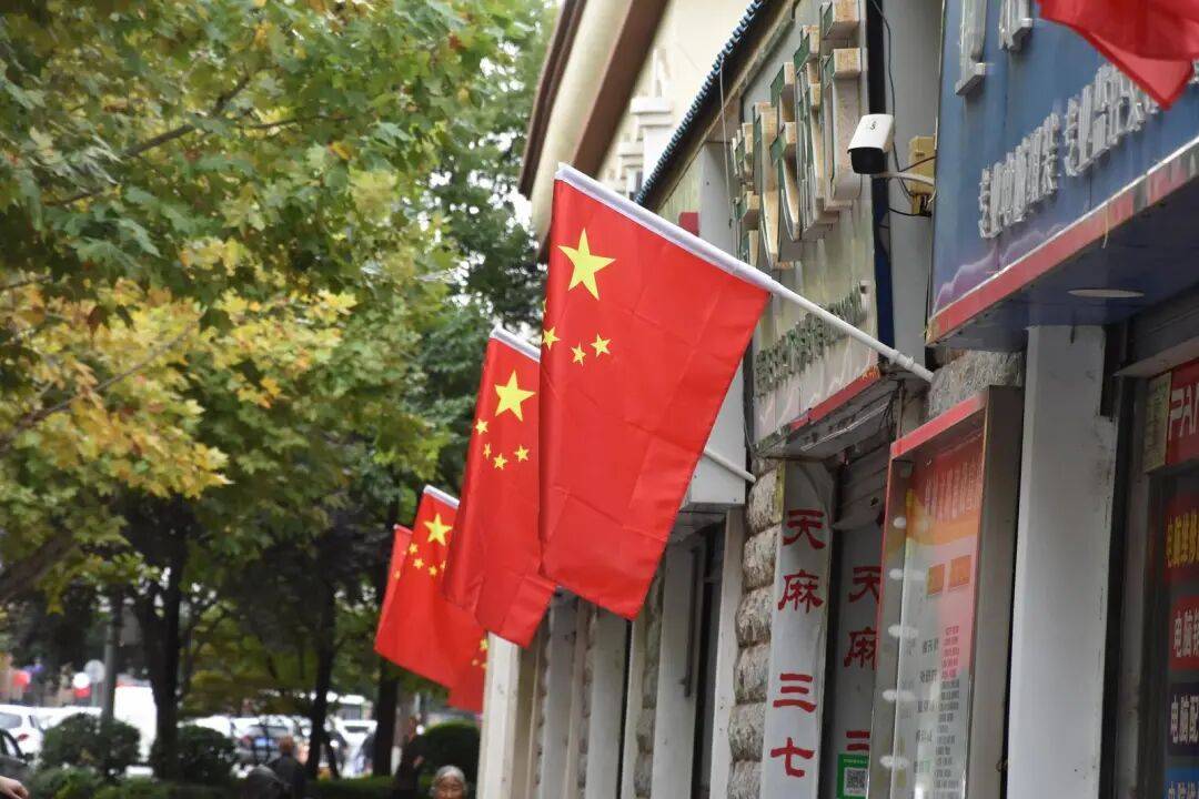 最是一抹"中国红"!昭阳城喜迎国庆节日氛围浓厚